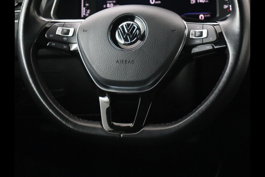 Volkswagen Tiguan Allspace 1.5 TSI R Line 7-Persoons | Panoramadak | Stoelverwarming | Trekhaak | Massage | Keyless | 19'' | Camera | Carplay | Adaptive cruise | Full LED | Navigatie