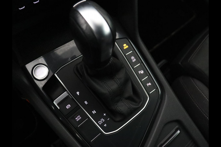 Volkswagen Tiguan Allspace 1.5 TSI R Line 7-Persoons | Panoramadak | Stoelverwarming | Trekhaak | Massage | Keyless | 19'' | Camera | Carplay | Adaptive cruise | Full LED | Navigatie