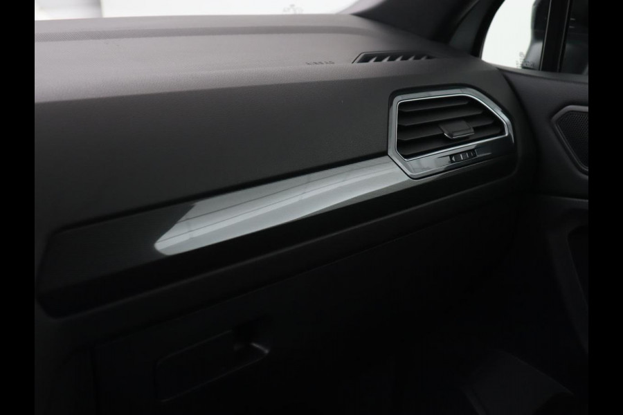 Volkswagen Tiguan Allspace 1.5 TSI R Line 7-Persoons | Panoramadak | Stoelverwarming | Trekhaak | Massage | Keyless | 19'' | Camera | Carplay | Adaptive cruise | Full LED | Navigatie