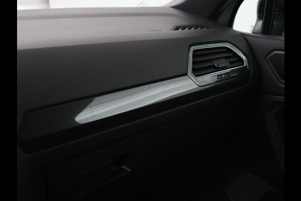 Volkswagen Tiguan Allspace 1.5 TSI R Line 7-Persoons | Panoramadak | Stoelverwarming | Trekhaak | Massage | Keyless | 19'' | Camera | Carplay | Adaptive cruise | Full LED | Navigatie