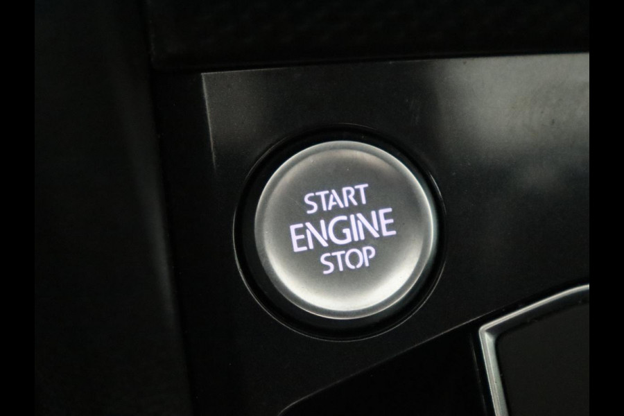 Volkswagen Tiguan Allspace 1.5 TSI R Line 7-Persoons | Panoramadak | Stoelverwarming | Trekhaak | Massage | Keyless | 19'' | Camera | Carplay | Adaptive cruise | Full LED | Navigatie