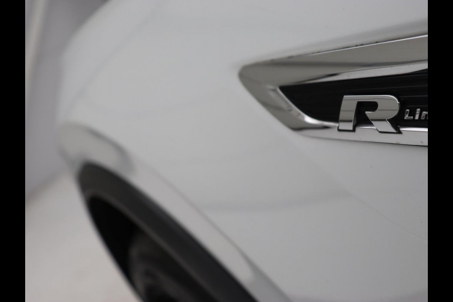Volkswagen Tiguan Allspace 1.5 TSI R Line 7-Persoons | Panoramadak | Stoelverwarming | Trekhaak | Massage | Keyless | 19'' | Camera | Carplay | Adaptive cruise | Full LED | Navigatie