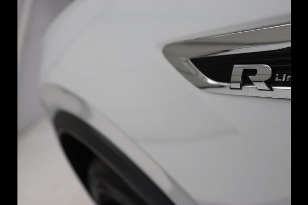 Volkswagen Tiguan Allspace 1.5 TSI R Line 7-Persoons | Panoramadak | Stoelverwarming | Trekhaak | Massage | Keyless | 19'' | Camera | Carplay | Adaptive cruise | Full LED | Navigatie