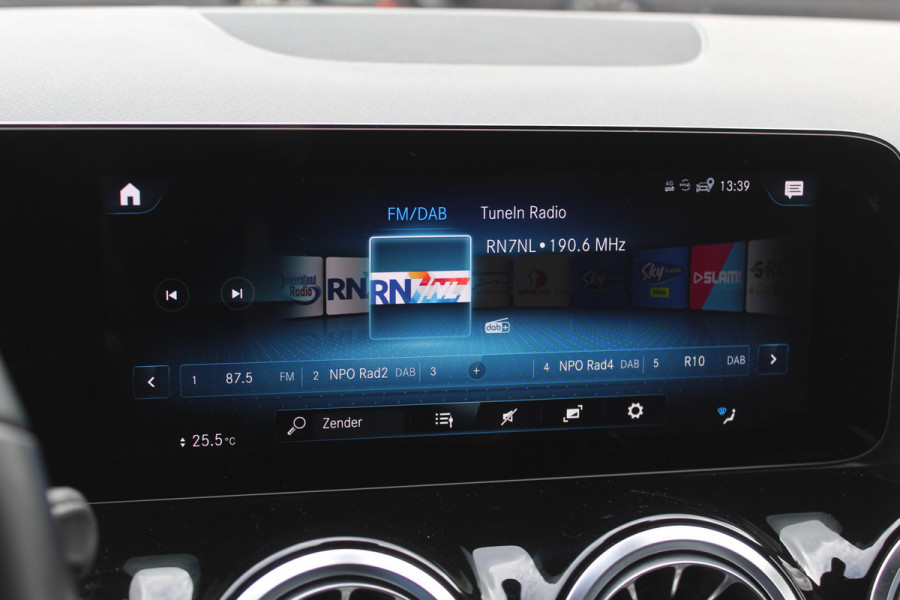 Mercedes-Benz EQA 250 Business Solution Luxury 67 kWh / SoH 97.3% / Camera / Navigatie / Half leder / 18'' / Stoelverwarming / DAB / Cruise Control