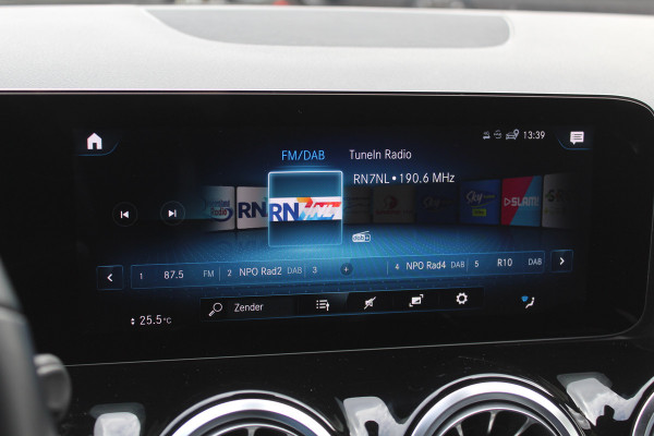 Mercedes-Benz EQA 250 Business Solution Luxury 67 kWh / SoH 97.3% / Camera / Navigatie / Half leder / 18'' / Stoelverwarming / DAB / Cruise Control