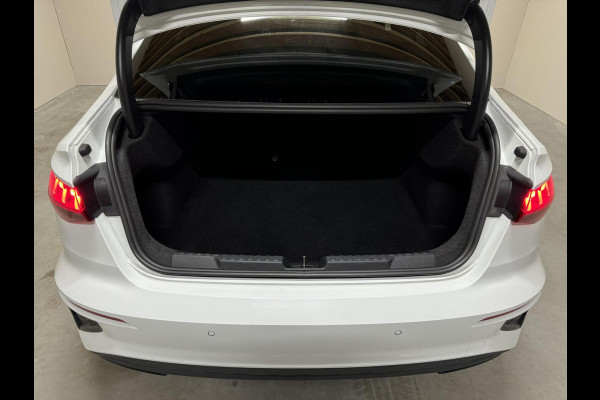 Audi A3 Limousine 35 TFSI S-Line Black Edition Sfeer Carplay NAP Audi A3 Limousine 35 TFSI S-Line Black Edition Sfeer Carplay NAP