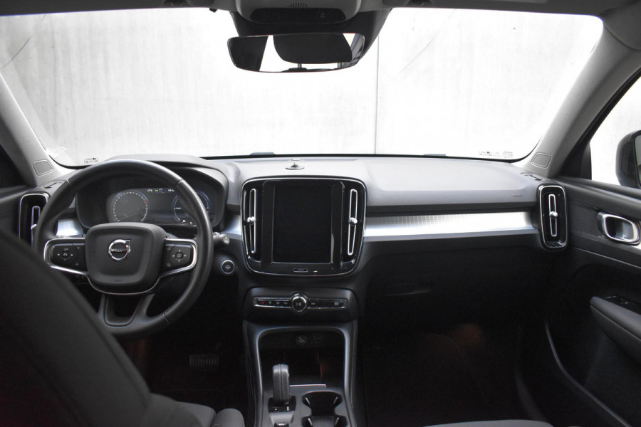 Volvo XC40 T5 262PK Automaat Recharge R-Design / Navigatie / Stuur & Stoelverwarming / Elektrische achterklep / Achteruitrijcamera / Elektr. Trekhaak / Elektrische stoelverst. met geheugen
