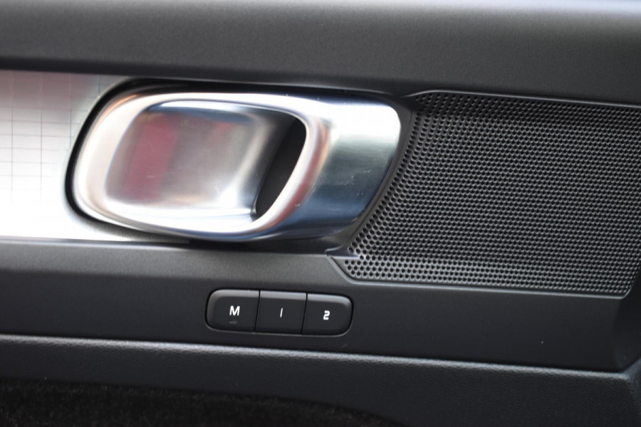 Volvo XC40 T5 262PK Automaat Recharge R-Design / Navigatie / Stuur & Stoelverwarming / Elektrische achterklep / Achteruitrijcamera / Elektr. Trekhaak / Elektrische stoelverst. met geheugen