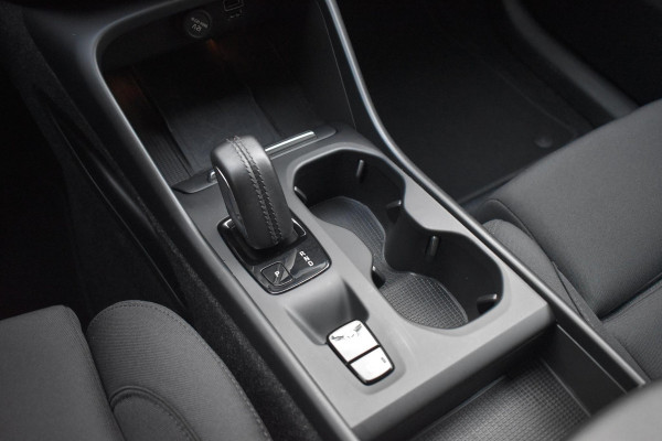 Volvo XC40 T5 262PK Automaat Recharge R-Design / Navigatie / Stuur & Stoelverwarming / Elektrische achterklep / Achteruitrijcamera / Elektr. Trekhaak / Elektrische stoelverst. met geheugen