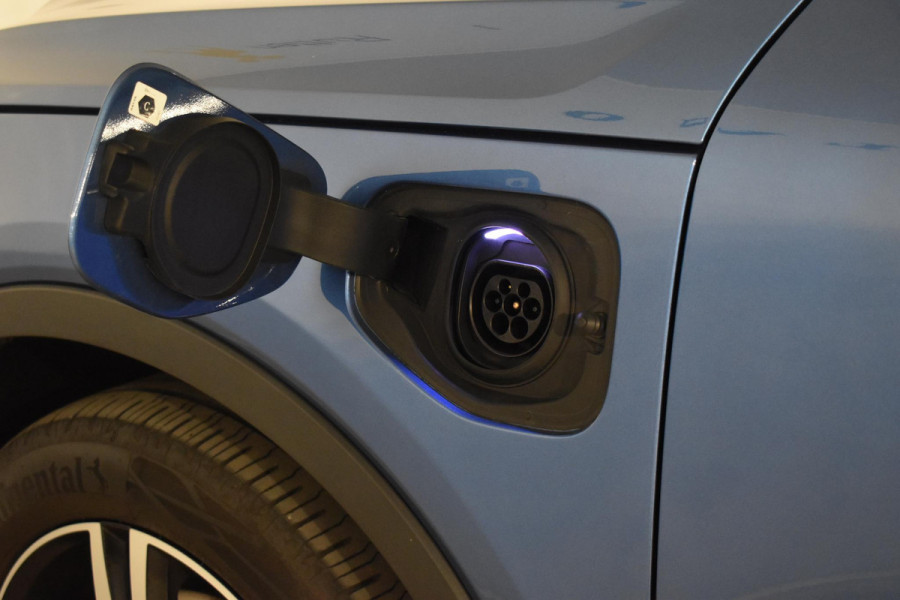 Volvo XC40 T5 262PK Automaat Recharge R-Design / Navigatie / Stuur & Stoelverwarming / Elektrische achterklep / Achteruitrijcamera / Elektr. Trekhaak / Elektrische stoelverst. met geheugen