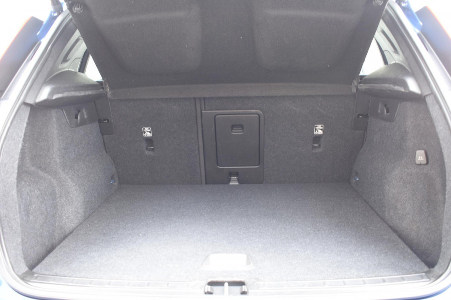 Volvo XC40 T5 262PK Automaat Recharge R-Design / Navigatie / Stuur & Stoelverwarming / Elektrische achterklep / Achteruitrijcamera / Elektr. Trekhaak / Elektrische stoelverst. met geheugen