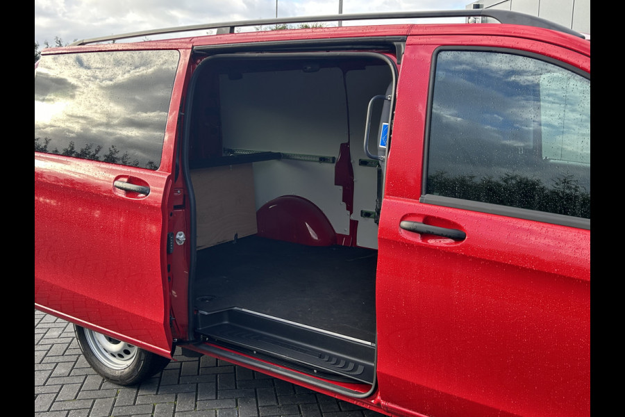 Mercedes-Benz eVito 66 kWh 116 PK BPM VRIJ / 14.706 KM !! / L2H1 / AUTOMAAT / ACHTERKLEP / AIRCO / CRUISE / NAVI / CARPLAY / STOELVERWARMING / 3-ZIT