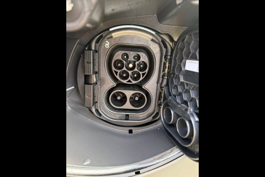 Mercedes-Benz eVito 66 kWh 116 PK BPM VRIJ / 14.706 KM !! / L2H1 / AUTOMAAT / ACHTERKLEP / AIRCO / CRUISE / NAVI / CARPLAY / STOELVERWARMING / 3-ZIT