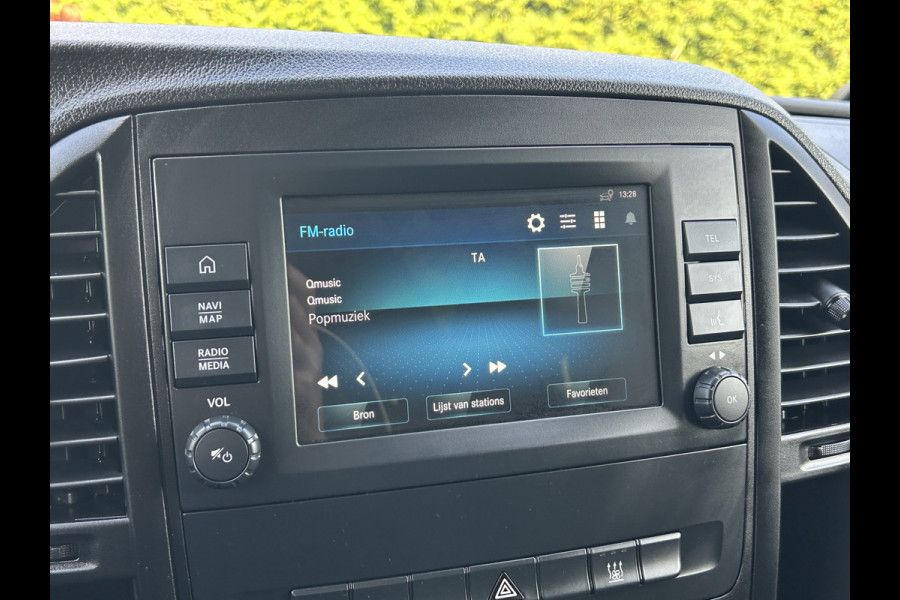 Mercedes-Benz eVito 66 kWh 116 PK BPM VRIJ / 14.706 KM !! / L2H1 / AUTOMAAT / ACHTERKLEP / AIRCO / CRUISE / NAVI / CARPLAY / STOELVERWARMING / 3-ZIT