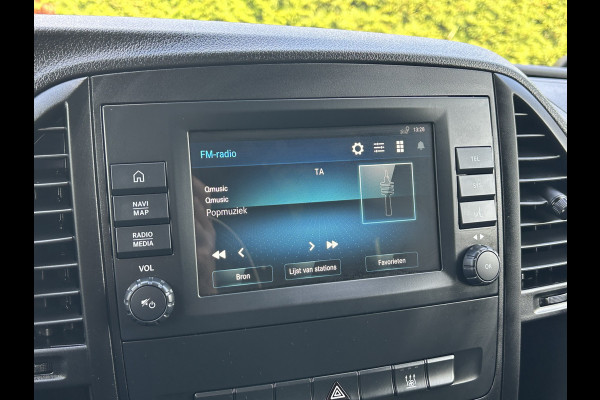 Mercedes-Benz eVito 66 kWh 116 PK BPM VRIJ / 14.706 KM !! / L2H1 / AUTOMAAT / ACHTERKLEP / AIRCO / CRUISE / NAVI / CARPLAY / STOELVERWARMING / 3-ZIT