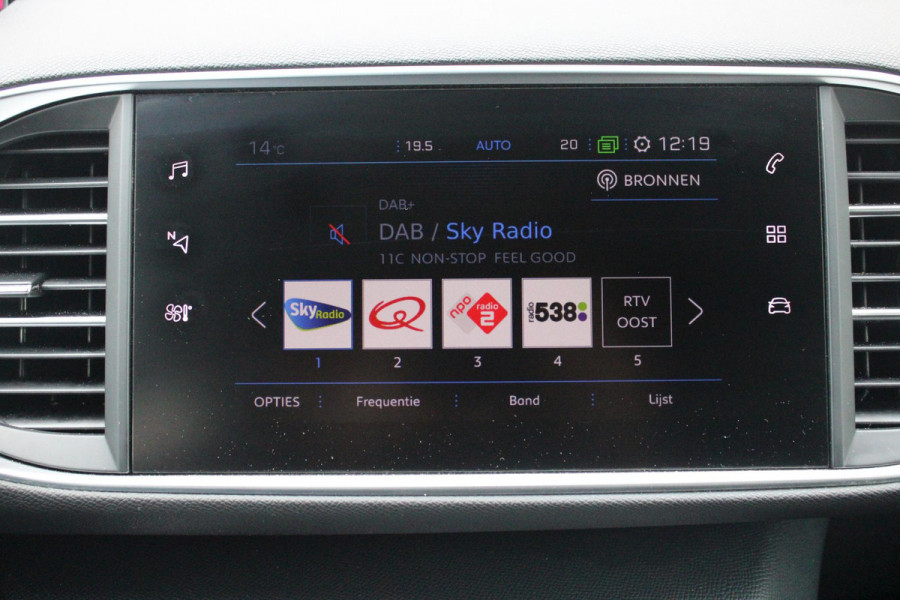 Peugeot 308 1.2 130PK GT-LINE | MASSAGE STOELEN | NAVIGATIE | APPLE CARPLAY/ANDROID AUTO | 17" LICHTMETALEN VELGEN | ALL SEASON BANDEN | FULL LED KOPLAMPEN | DAB+ RADIO | CLIMATE CONTROL | STOEL VERWARMING | CRUISE CONTROL | KEYLESS ENTRY/START | DODEHOEK BEWAKING | ACHTERUITRIJ CAMERA | PARKEERSENSOREN VOOR EN ACHTER |