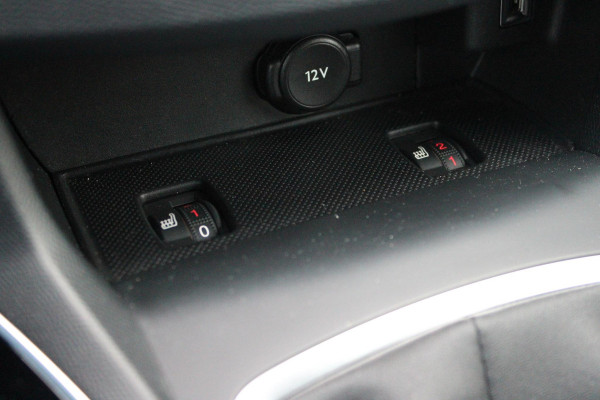 Peugeot 308 1.2 130PK GT-LINE | MASSAGE STOELEN | NAVIGATIE | APPLE CARPLAY/ANDROID AUTO | 17" LICHTMETALEN VELGEN | ALL SEASON BANDEN | FULL LED KOPLAMPEN | DAB+ RADIO | CLIMATE CONTROL | STOEL VERWARMING | CRUISE CONTROL | KEYLESS ENTRY/START | DODEHOEK BEWAKING | ACHTERUITRIJ CAMERA | PARKEERSENSOREN VOOR EN ACHTER |