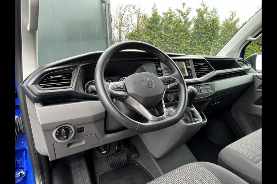 Volkswagen Transporter 2.0 TDI 150 PK AUTOMAAT DSG COMFORTLINE EXE / L2H1 / 1e EIG. / 24.504KM !! / AIRCO / CRUISE / NAVI / APPLE CARPLAY / 3 - ZITS