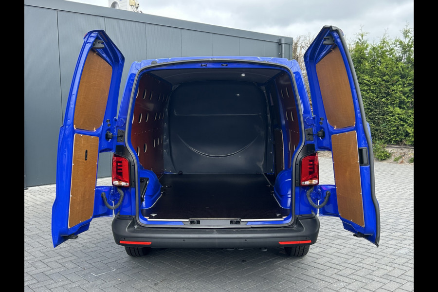 Volkswagen Transporter 2.0 TDI 150 PK AUTOMAAT DSG COMFORTLINE EXE / L2H1 / 1e EIG. / 24.504KM !! / AIRCO / CRUISE / NAVI / APPLE CARPLAY / 3 - ZITS