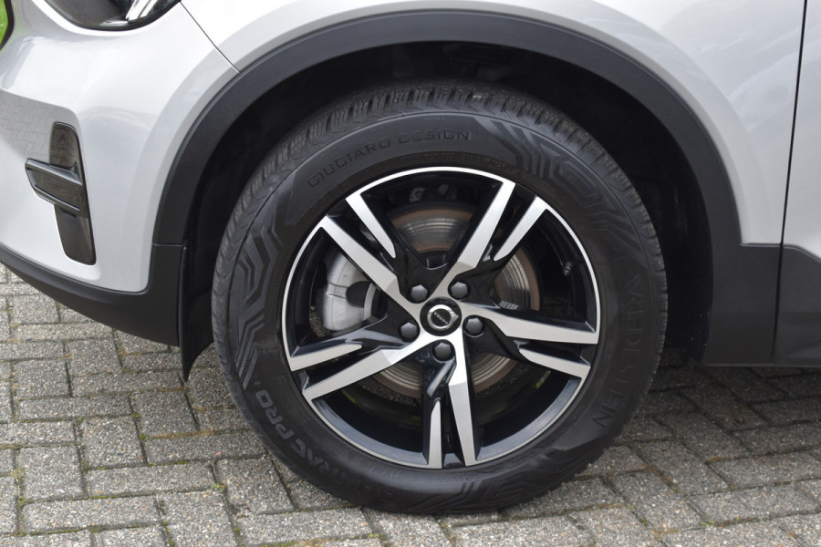 Volvo XC40 B4 211PK Automaat Plus Dark | H&K | Trekhaak | ACC | Allseasons | Camera | Elektr. stoel |