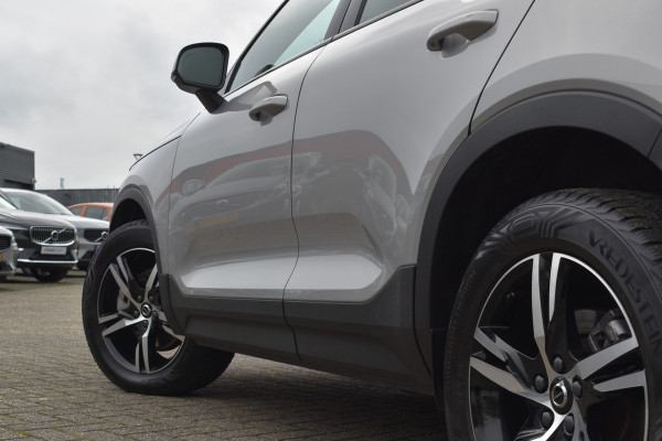 Volvo XC40 B4 211PK Automaat Plus Dark | H&K | Trekhaak | ACC | Allseasons | Camera | Elektr. stoel |