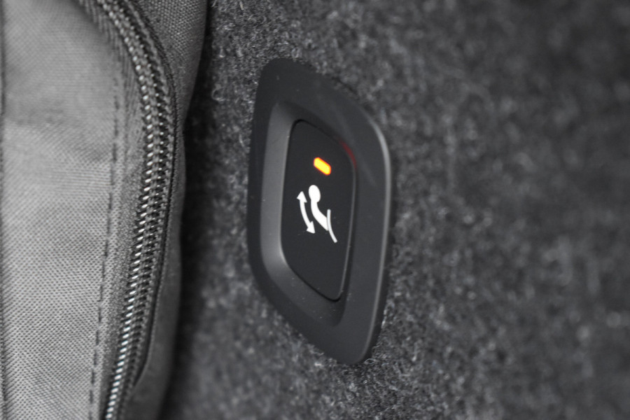 Volvo XC40 B4 211PK Automaat Plus Dark | H&K | Trekhaak | ACC | Allseasons | Camera | Elektr. stoel |