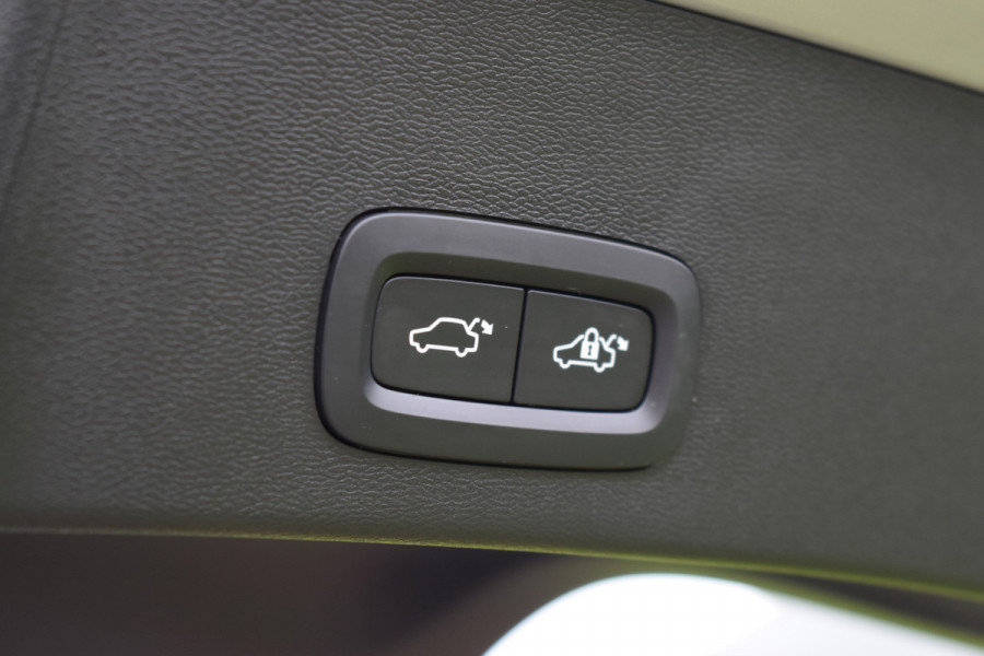 Volvo XC40 B4 211PK Automaat Plus Dark | H&K | Trekhaak | ACC | Allseasons | Camera | Elektr. stoel |