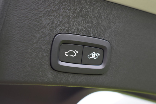 Volvo XC40 B4 211PK Automaat Plus Dark | H&K | Trekhaak | ACC | Allseasons | Camera | Elektr. stoel |