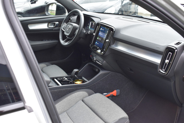 Volvo XC40 B4 211PK Automaat Plus Dark | H&K | Trekhaak | ACC | Allseasons | Camera | Elektr. stoel |