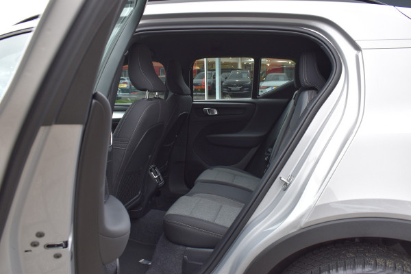 Volvo XC40 B4 211PK Automaat Plus Dark | H&K | Trekhaak | ACC | Allseasons | Camera | Elektr. stoel |