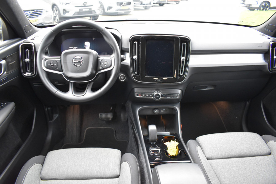Volvo XC40 B4 211PK Automaat Plus Dark | H&K | Trekhaak | ACC | Allseasons | Camera | Elektr. stoel |
