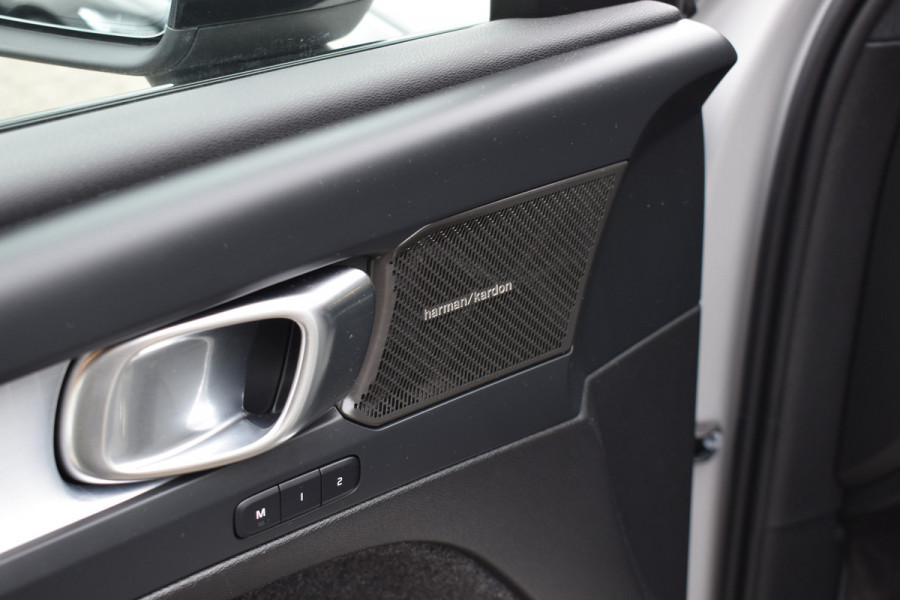 Volvo XC40 B4 211PK Automaat Plus Dark | H&K | Trekhaak | ACC | Allseasons | Camera | Elektr. stoel |