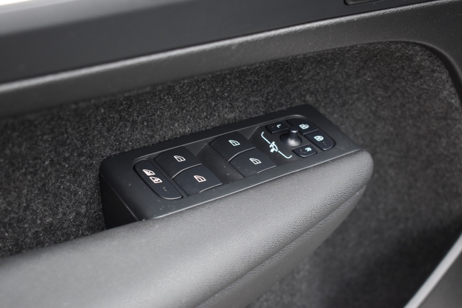 Volvo XC40 B4 211PK Automaat Plus Dark | H&K | Trekhaak | ACC | Allseasons | Camera | Elektr. stoel |
