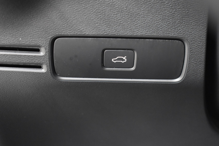 Volvo XC40 B4 211PK Automaat Plus Dark | H&K | Trekhaak | ACC | Allseasons | Camera | Elektr. stoel |