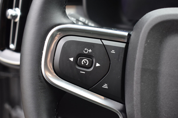 Volvo XC40 B4 211PK Automaat Plus Dark | H&K | Trekhaak | ACC | Allseasons | Camera | Elektr. stoel |