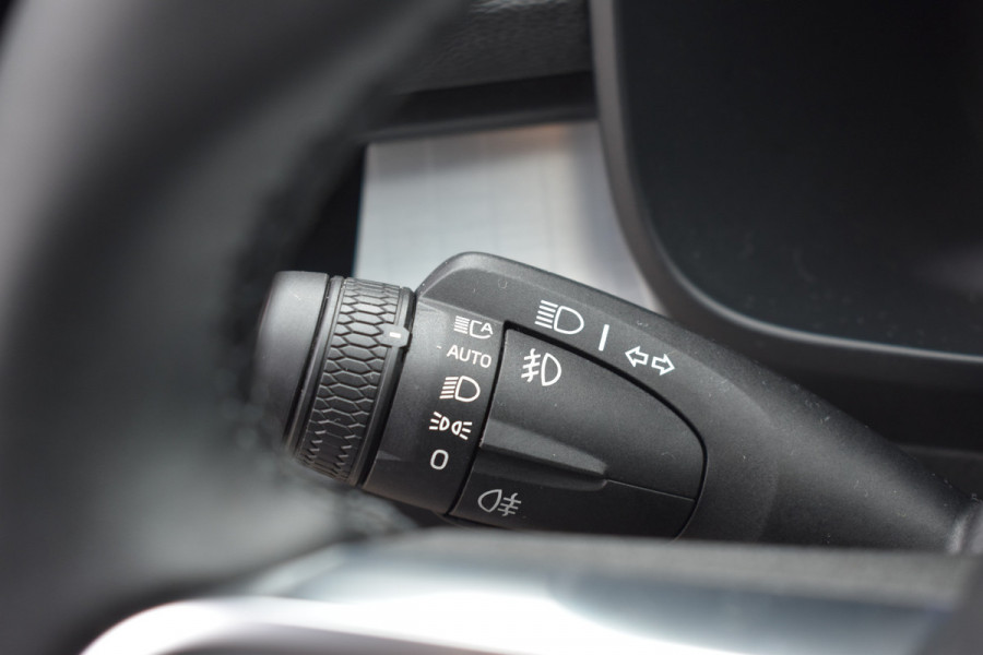 Volvo XC40 B4 211PK Automaat Plus Dark | H&K | Trekhaak | ACC | Allseasons | Camera | Elektr. stoel |