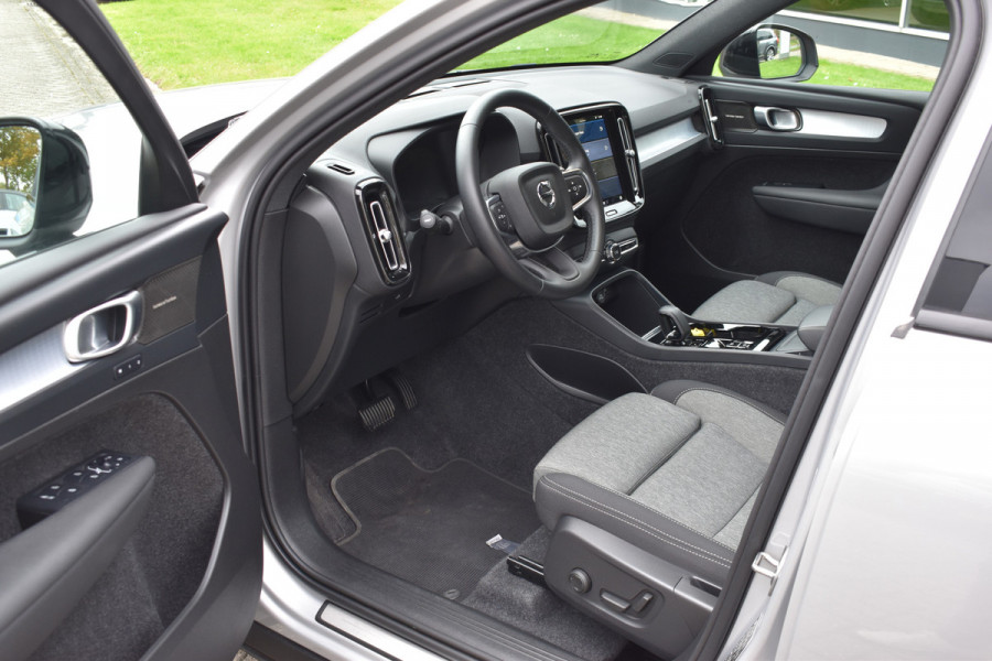 Volvo XC40 B4 211PK Automaat Plus Dark | H&K | Trekhaak | ACC | Allseasons | Camera | Elektr. stoel |