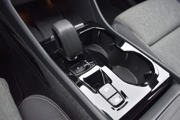 Volvo XC40 B4 211PK Automaat Plus Dark | H&K | Trekhaak | ACC | Allseasons | Camera | Elektr. stoel |