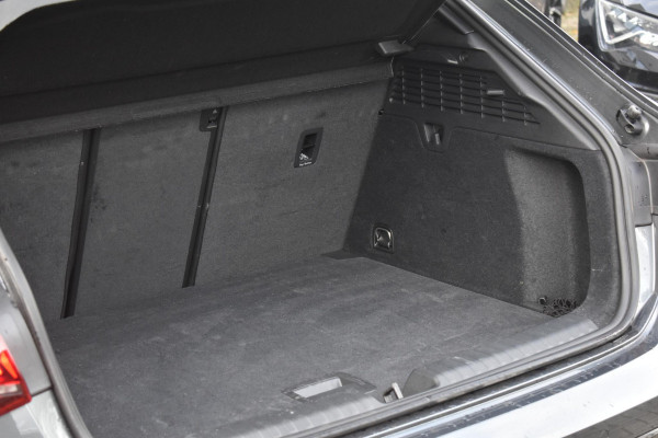 Audi A3 Sportback 35 TFSI S edition S-Line Pano Lane Kuip ACC Camera Audi A3 Sportback 35 TFSI S edition S-Line Pano Lane Kuip ACC Camera