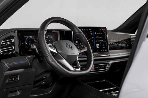 Volkswagen Tiguan 1.5 eHybrid 272 PK R-Line Edition | Black Style | Assistance Plus | Elek. Trekhaak | S/K-panodak | IQ Light | Adapt. Cruise | Stoel-+stuurverw. | NAV+App. Connect | 360 Camera | LM 20" | 9936