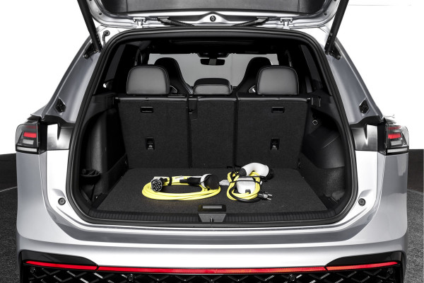 Volkswagen Tiguan 1.5 eHybrid 272 PK R-Line Edition | Black Style | Assistance Plus | Elek. Trekhaak | S/K-panodak | IQ Light | Adapt. Cruise | Stoel-+stuurverw. | NAV+App. Connect | 360 Camera | LM 20" | 9936