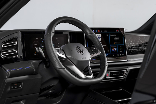 Volkswagen Tiguan 1.5 eHybrid 272 PK R-Line Edition | Black Style | Elek. Trekhaak | S/K-panodak | Adapt. Cruise | Stoel-+stuurverw. | App. Connect | Camera+PDC | LM 20" | 9685