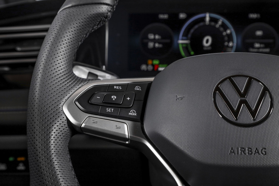 Volkswagen Tiguan 1.5 eHybrid 272 PK R-Line Edition | Black Style | Elek. Trekhaak | S/K-panodak | Adapt. Cruise | Stoel-+stuurverw. | App. Connect | Camera+PDC | LM 20" | 9685