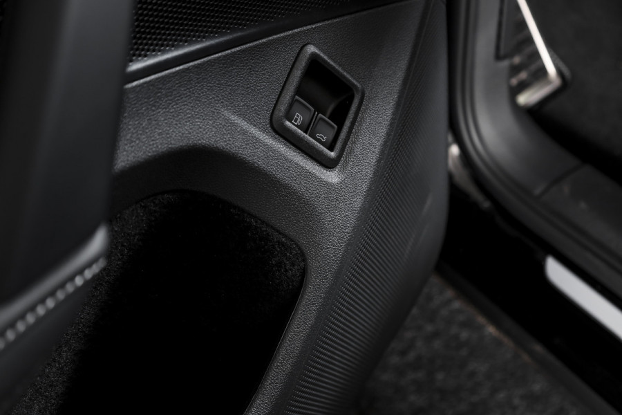 Volkswagen Tiguan 1.5 eHybrid 272 PK R-Line Edition | Black Style | Elek. Trekhaak | S/K-panodak | Adapt. Cruise | Stoel-+stuurverw. | App. Connect | Camera+PDC | LM 20" | 9685