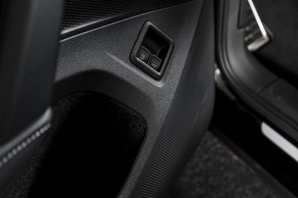 Volkswagen Tiguan 1.5 eHybrid 272 PK R-Line Edition | Black Style | Elek. Trekhaak | S/K-panodak | Adapt. Cruise | Stoel-+stuurverw. | App. Connect | Camera+PDC | LM 20" | 9685