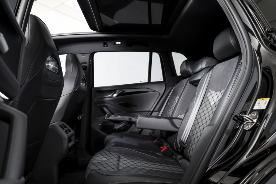 Volkswagen Tiguan 1.5 eHybrid 272 PK R-Line Edition | Black Style | Elek. Trekhaak | S/K-panodak | Adapt. Cruise | Stoel-+stuurverw. | App. Connect | Camera+PDC | LM 20" | 9685