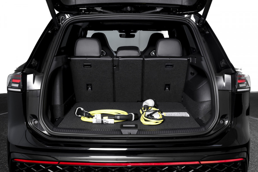 Volkswagen Tiguan 1.5 eHybrid 272 PK R-Line Edition | Black Style | Elek. Trekhaak | S/K-panodak | Adapt. Cruise | Stoel-+stuurverw. | App. Connect | Camera+PDC | LM 20" | 9685