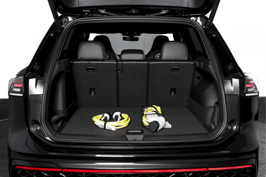 Volkswagen Tiguan 1.5 eHybrid 272 PK R-Line Edition | Black Style | Assistance Plus | Elek. Trekhaak | IQ Light | Adapt. Cruise | Stoel-+stuurverw. | NAV+App. Connect | 360 Camera | LM 20" | 8237