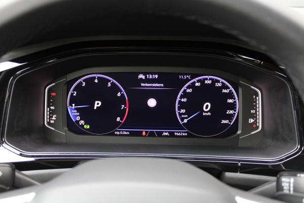 Volkswagen T-Roc 1.5 TSI R-Line | PANO | STOEL&STUUR VERW | IQ LIGHT | BLACK STYLE | ACC | ELEK ACHTERKLEP | Volkswagen T-Roc 1.5 TSI R-Line | PANO | STOEL&STUUR VERW | IQ LIGHT | BLACK STYLE | ACC | ELEK ACHTERKLEP |