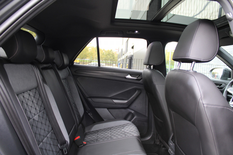Volkswagen T-Roc 1.5 TSI R-Line | PANO | STOEL&STUUR VERW | IQ LIGHT | BLACK STYLE | ACC | ELEK ACHTERKLEP | Volkswagen T-Roc 1.5 TSI R-Line | PANO | STOEL&STUUR VERW | IQ LIGHT | BLACK STYLE | ACC | ELEK ACHTERKLEP |